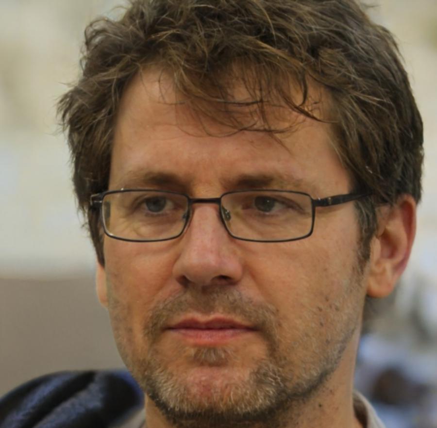 Преподаватель объясняет макроэкономические концепции