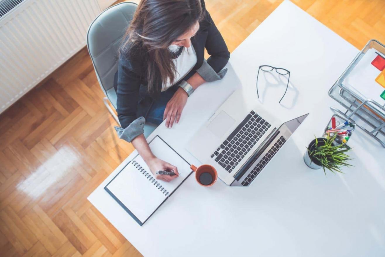 Ученик на занятии по анализу финансовых рынков